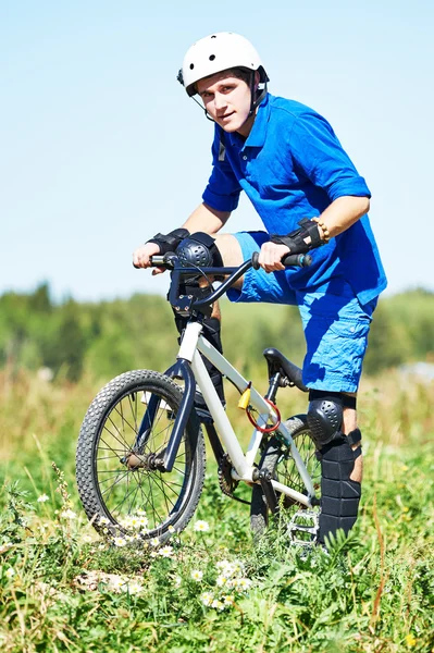 Cyclist with his bicycle bike on meadow — Zdjęcie stockowe