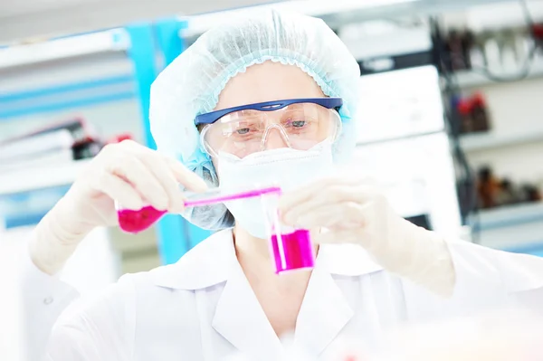 Женщина-медицинский научный исследователь держит фляжку — стоковое фото