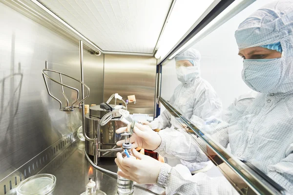 Trabalhadores com uniforme de protecção em laboratório — Fotografia de Stock