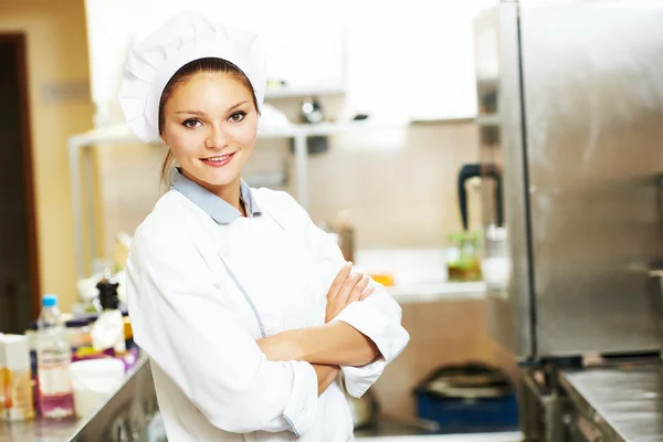 Retrato chef feminino decoração prato de peixe — Fotografia de Stock