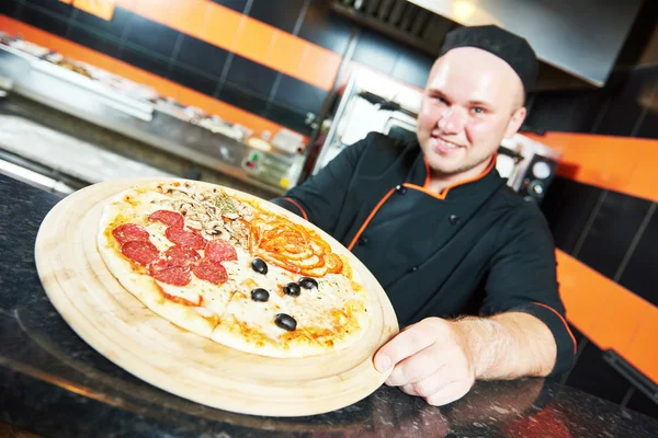 Chef panadero cocinero en uniforme con pizza —  Fotos de Stock