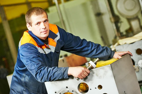 Trabajador industrial montaje de la caja de engranajes de reducción — Foto de Stock