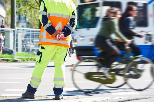 Trafikledare tittar på order — Stockfoto