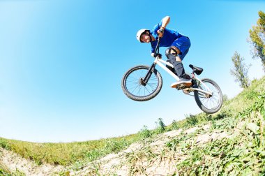 Bisikletçi bisiklet yarışı ile atlama binme