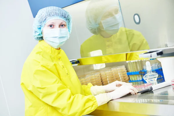 Female researcher working with dangerous hazard virus material — Stock Photo, Image