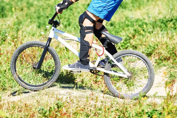 Cyclist riding the bike downhill — Stock Photo, Image