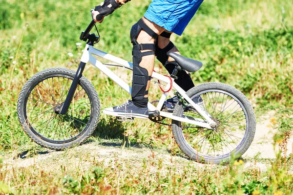 Ciclista andando de bicicleta downhill — Fotografia de Stock