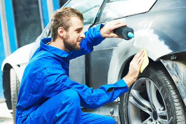 Trabalhador preparando o corpo do carro para pintura — Fotografia de Stock