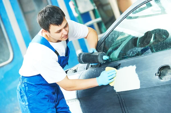 Trabajador que aplica pulido de coche — Foto de Stock