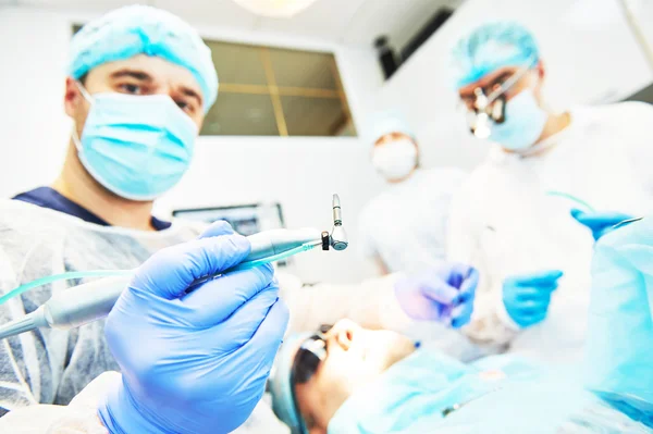 Dentista segurando implante dentário — Fotografia de Stock