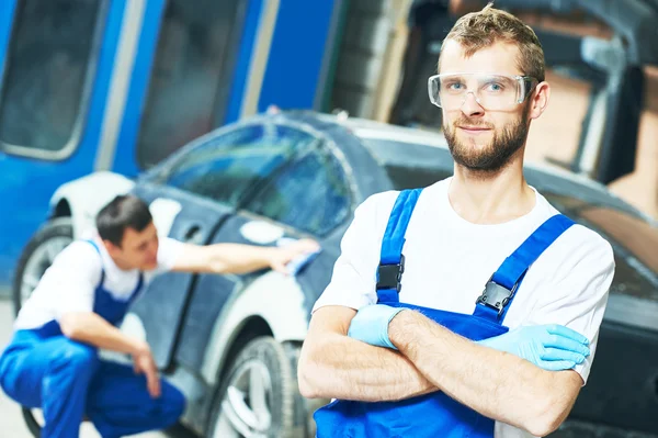 Portret auto mechanik pracownika — Zdjęcie stockowe