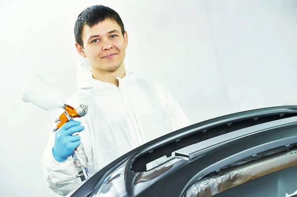 Retrato de trabajador pintura auto coche parachoques — Foto de Stock