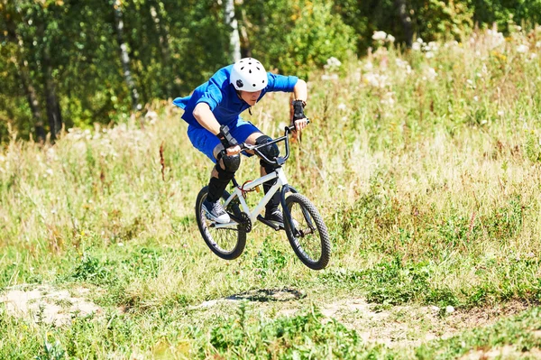 Ciclista fazendo salto em altura na bicicleta — Fotografia de Stock
