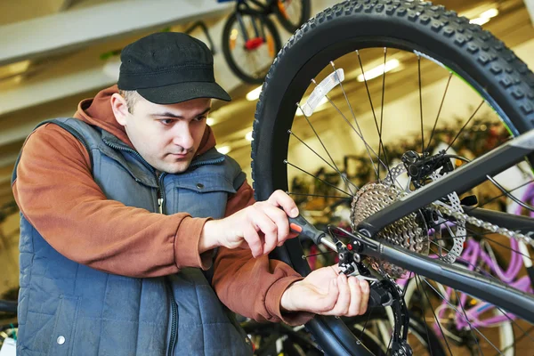 Cykel reparation eller justering — Stockfoto