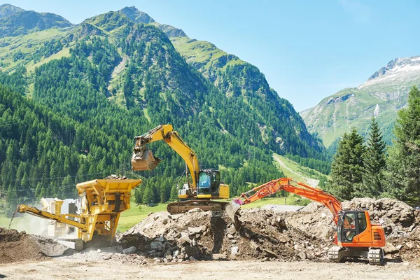 Escavatore e macchina frantoio pietra — Foto Stock