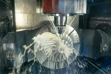 cnc metal işleme kesici aracı ile işleme merkezi
