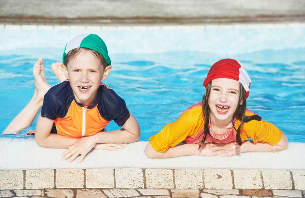 Веселые дети в бассейне отеля — стоковое фото
