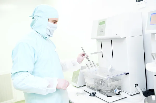 Pharmaceutical researcher working with  disintegration tester — Stock Photo, Image