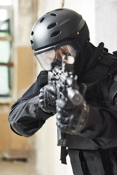 Special forces armed with machine gun ready to attack — Stock Photo, Image