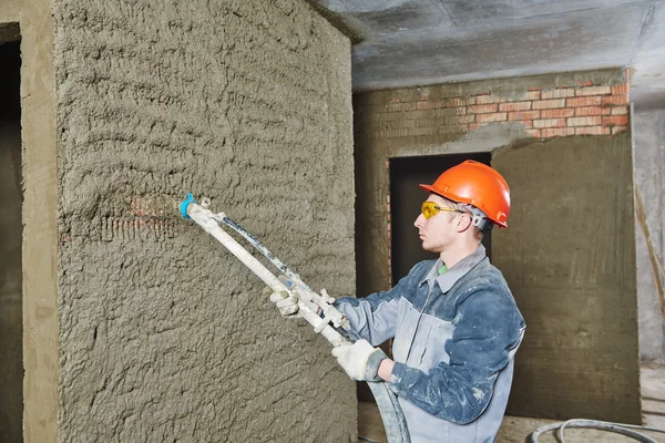 Yeso pulverización yeso en la pared — Foto de Stock