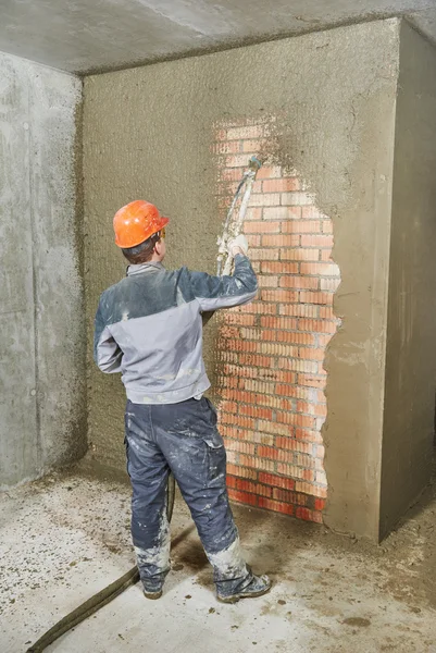 Gipser sprüht Putz auf Wand — Stockfoto