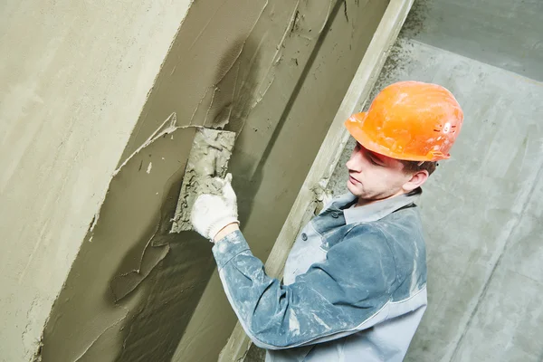 Estucador em trabalho com parede — Fotografia de Stock