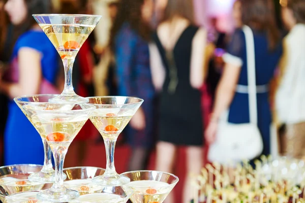 Pirámide de champán en evento, fiesta o banquete — Foto de Stock
