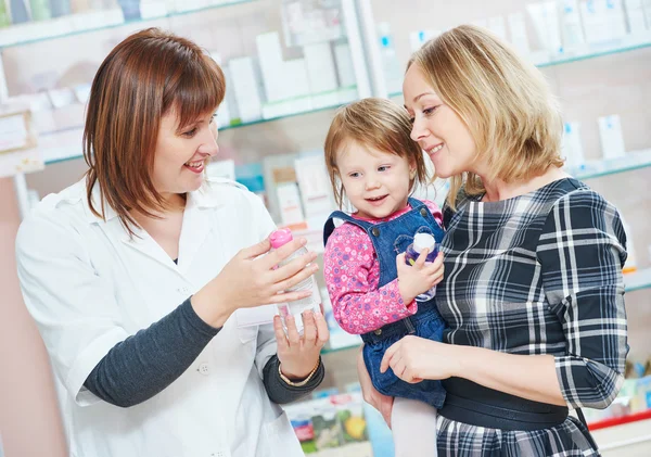 Familj i apotek — Stockfoto