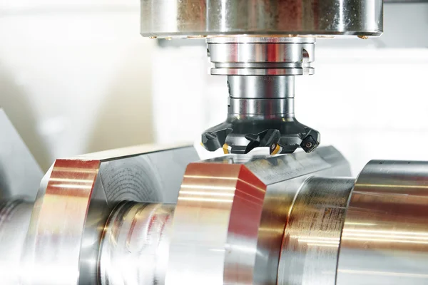 CNC-Bearbeitungszentrum für Metall mit Fräswerkzeug — Stockfoto