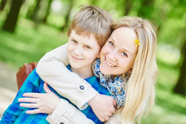 Šťastná matka a syn v létě — Stock fotografie