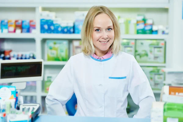 Apotheker scheikundige vrouw die werkt in apotheek drogisterij — Stockfoto