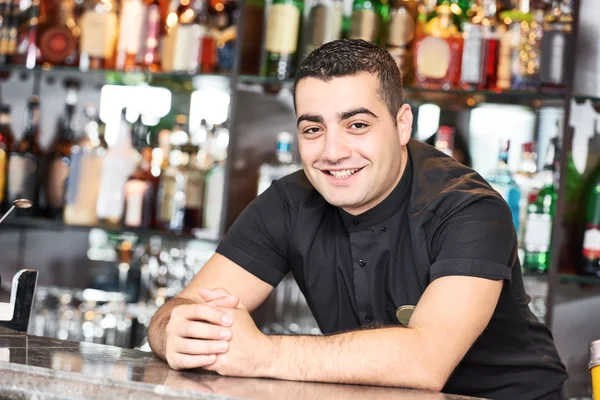 Retrato de barman worker em bar — Fotografia de Stock