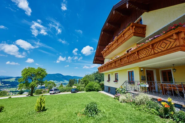 Casa de hóspedes austríaca em montanhas perto do lago Mondsee — Fotografia de Stock