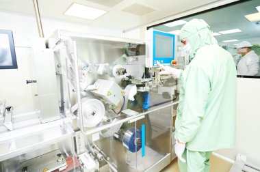 İşçi çalışma ambalaj üretim makine konveyör hattı