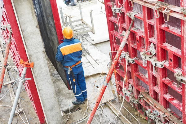 Worker disassemble falsework construction — Stock Photo, Image