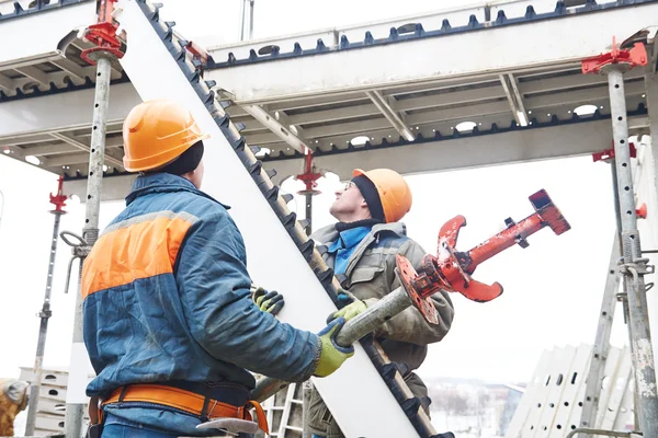 Worker installing falsework construction — Stock Photo, Image