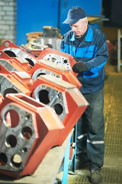 Ensamblador trabajador en taller de herramientas — Foto de Stock