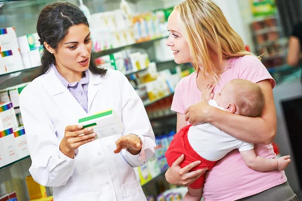 Farmacia química, madre e hijo en farmacia —  Fotos de Stock