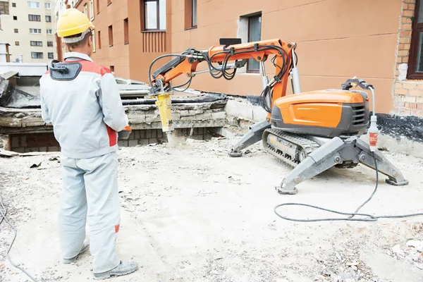 Trabalhador construtor operando máquina de demolição — Fotografia de Stock