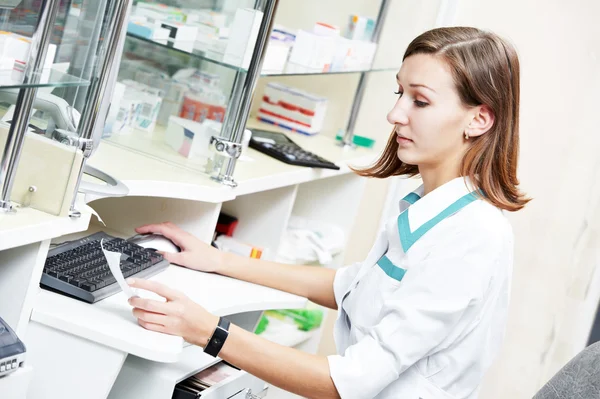 Farmacéutica mujer química que trabaja en farmacia —  Fotos de Stock