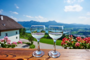 İki bardak şarap Avusturya dağ açık havada