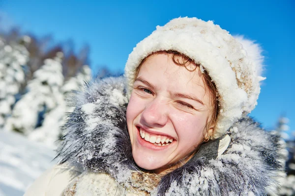 Boldog lány mosolyogva télen — Stock Fotó