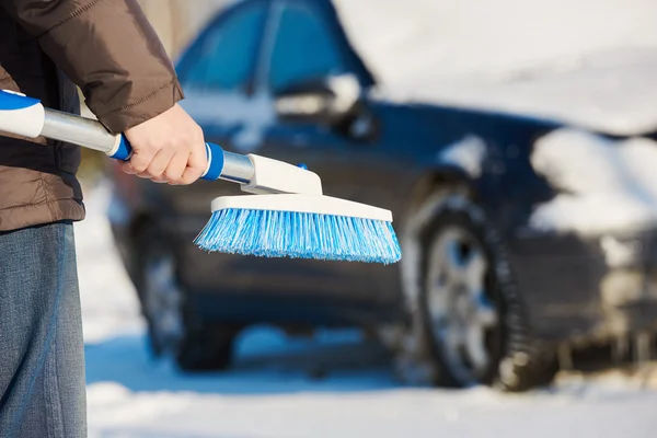 Mann reinigt Auto vom Schnee — Stockfoto