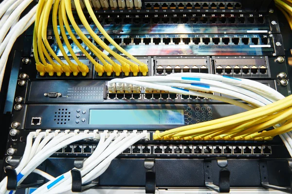 Netzwerk-Server-Ausrüstung mit Glasfaserkabeln — Stockfoto