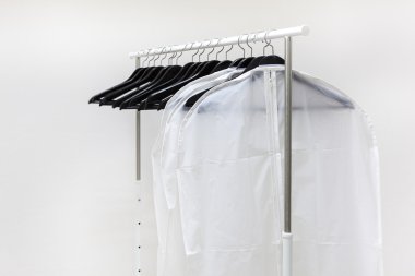 Askılar askıda, beyaz arkaplan