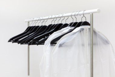 Askısı olan siyah beyaz askılar, hiç kimse