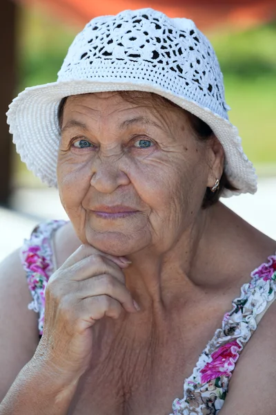 Πορτρέτο Της Ηλικιωμένης Καυκάσιας Καλοκαίρι — Φωτογραφία Αρχείου