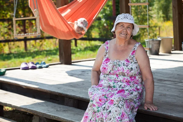 Senior Caucasiano Wonan Descansando Pórtico Verão Com Neto — Fotografia de Stock