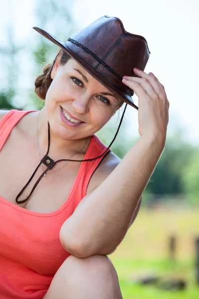 Vrolijke Blanke Lachende Vrouw Met Cowboyhoed — Stockfoto