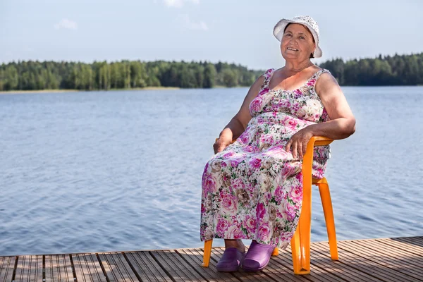 Sorrindo Mulher Idosa Sentado Cais Madeira Lago Espaço Cópia — Fotografia de Stock